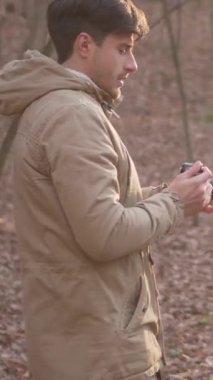 Kız arkadaşı ve erkek arkadaşı birlikte dışarı çıkmaktan hoşlanır, fotoğrafçılıkla anıları yakalar ve doğada zaman geçirirler. Dikey video.