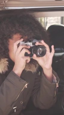 Hevesli karı koca, aile maceralarını belgeliyor. Açık hava keşfi ve birliktelikten zevk alırken kamerayla fotoğraf çekiyorlar. Dikey video.