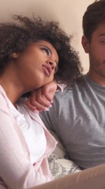 Erkek arkadaşı ve kız arkadaşı sabahları evde birlikte güzel vakit geçirirler, birlikte olduklarını gösteren sıcak bir sohbete girerler. Dikey video.