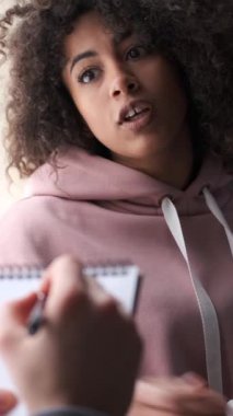 Karı koca gülmek evde olumlu bir gelecek planlamak ve hayal etmek gibi. Paylaşılan iyimserlik, planlamayı keyifli bir eğlence aktivitesine dönüştürür. Dikey video.