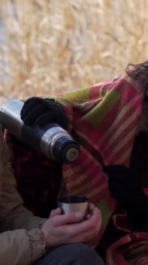 İçerik sahibi aile, doğa içinde dolaşırken birlikte çay içmeyi ve güzel vakit geçirmeyi sever. Dikey video.