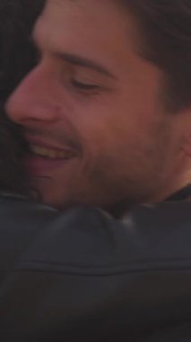 Sevgi dolu ve mutlu çift sevgililer günü randevusu sırasında kucaklaşır. Aşk, ilişkiler ve birlikteliğin sıcaklığı. Dikey video.