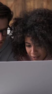 Evde boş zamanlarında dizüstü bilgisayarla sohbet etmekten zevk alan karı koca. Dijital iletişimin zevki. Dikey video.