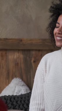 Erkek, evde romantik bir tutku ve mutlulukla bir kadına evlenme teklif eder. Derin duygusal bağ ve evlilik kavramı. Dikey video.