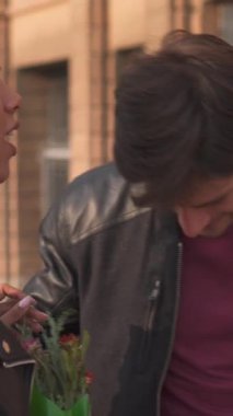 Karı koca, sevgililer günü randevularını dışarıda, eğlenceli ve anlamlı bir sohbetle geçirirler. İletişim, sevgi, ve birliktelik. Dikey video.