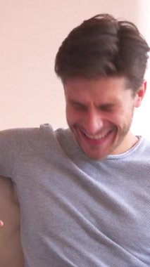 Olumlu kız arkadaş ve erkek arkadaş evde boş vakitlerini birlikte geçirir, sohbet eder ve eğlenmek için birlikte vakit geçirirler. Dikey video.