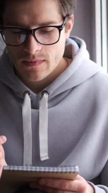 Kendinden geçmiş erkek ve kadın bir diyalog içinde, evde boş zamanlarında rüya görüyor ve iletişim kuruyor. Animasyon ifadeleri derin bir bağ gösterir. Dikey video.