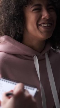 Kadın ve erkek evde neşeli konuşmalar yaparken gülüyorlar. Boş zaman eğlencesi anlamlı diyaloglar ve birlikteliklerle zenginleşir. Dikey video.