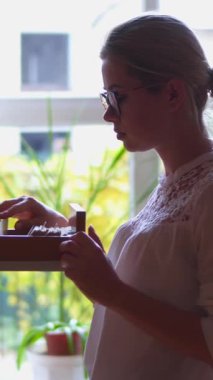 Kadın kütüphane kartı kataloğunda belgeleri arıyor, bilgileri düzenliyor ve yönetiyor. Depo, organizasyon ve araştırma. Dikey video.