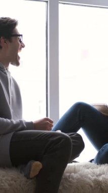 Neşeli karı koca neşeli bir diyalog içinde, evde şefkatle hayal kuruyor ve birlikte plan yapıyorlar. Şefkat, umut ve sevgi dolu bir iletişim. Dikey video.