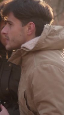 Mutlu çift birlikte güzel vakit geçirir. Ormanda yürürler. Birbirlerine eşlik edip keyif alırlar. Dikey video.