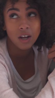 Dost canlısı bir çift yatak odasında boş vakit ve diyalogla eğleniyor. Sevgi ve şefkat, sıcak ve huzurlu bir atmosferde parıldıyor. Dikey video.