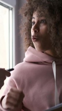 Karı koca, evde dinlenirken aile geleceğini planlarken gülüyorlar. Eğlenceli planlama oturumu ciddi hedefleri neşeli eğlencelerle harmanlar. Dikey video.