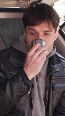 Karı koca birlikte dışarıda kaliteli zaman geçiriyorlar, kahve içiyorlar ve boş zamanlarında doğa ile çevrili anlamlı sohbetler yapıyorlar. Dikey video.