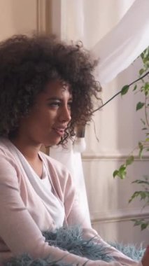 Kadın ve erkek evde keyif çatarken konuşuyorlar ve dinleniyorlar. İletişim yoluyla ilişkileri güçlendiriyorlar. Dikey video.