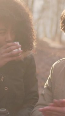 Kadın ve erkek, rahatlama ve keyifli zaman geçirme süresince çevresindeki doğayı takdir ederek dışarıda görünür bir memnuniyetle yürüyorlar. Dikey video.