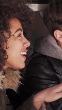 Güler yüzlü çift fotoğrafçılıkla meşgul olur, doğa güzelliğini kamerayla yakalar ve birlikte dışarıda kaliteli zaman geçirmenin tadını çıkarırlar. Dikey video.