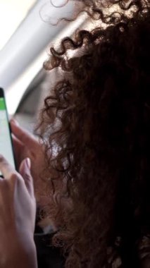 Kadın ve erkek birlikte maceradan zevk alıyor, açık havada yeni yerler keşfetmek için cep telefonu çevrimiçi navigasyonunu kullanarak mükemmel dijital bağlantıyı koruyorlar. Dikey video.
