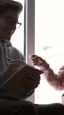 Olumlu bir çift evde dinlenirken sohbet ediyor ve rüya görüyor. Teneffüs zamanı yapılan ihale alışverişi, uzun vadeli düşkünlüğün rahatlığını gösterir. Dikey video.