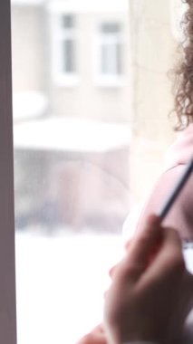 Güler yüzlü çift, evde sessiz sakin konuşurken sevgi dolu sözlerle şefkat gösterirler. Boş saatler nazik sevgi ve derin bağlarla doludur. Dikey video.