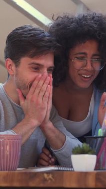 İyi haberler aldıktan sonra ofiste çalışırken birlikte başarıları ve başarıları kutlayan mutlu ve neşeli iş arkadaşları. Dikey video.