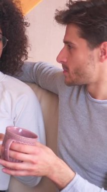 Memnuniyet duyan kadın ve erkek evde vakit geçirmekten zevk alır. Hoş sohbetlerle iletişim kurar ve iletişim kurarlar. Dikey video.