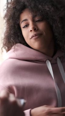 Erkek arkadaş ve kız arkadaş, ev tatili sırasında tartışırken ve planlarken yaratıcı bir ilham kaynağı buluyor. Gelecek için ortak vizyon emeklilik süresince bağları güçlendirir. Dikey video.