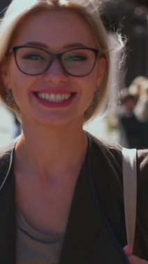 Açık havada yürüyen rahat ve arkadaş canlısı bir kadının portresi, bireyselliği ve benzersizliği gözler önüne seriyor. Kaygısız ve pozitif kişilikli. Dikey video.