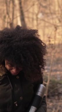 Olumlu erkek ve kadın birlikte güzel vakit geçirmenin tadını çıkarıyorlar. Ormanda huzurlu bir şekilde dolaşmanın tadını çıkarıyorlar. Hak edilmiş emeklilik rahatlığı sırasında doğanın kıymetini biliyorlar. Dikey video.