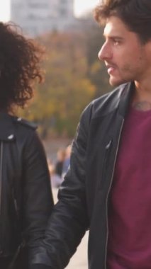 Evli çift romantik bir açık hava randevusu sırasında birlikte vakit geçirir. Sevgi, birliktelik ve güçlü bir bağ. Dikey video.