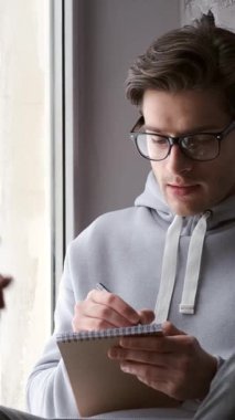 Genç erkek arkadaş ve kız arkadaş evde birlikte rahatlıyor anlamlı iletişim yoluyla derin bir bağ kuruyorlar. Romantik bağ, dinlenme ve insanlar arası ilişki. Dikey video.