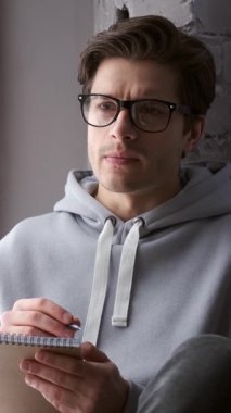 Keyifli bir çift, ev boş zamanlarında duygusal bağlantıyı geliştiren yavaş bir sohbetten zevk alır. Samimiyet, iletişim ve aile mutluluğu. Dikey video.