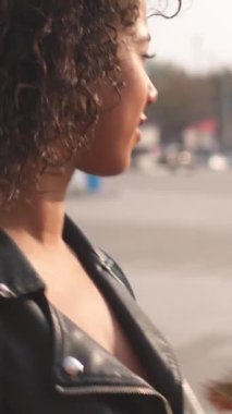 Mutlu çift yürüyor ve açık hava randevusu sırasında sohbet ediyorlar. Sevgi, birliktelik ve romantizm doğal ortamlarda. Dikey video.