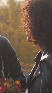 Sevgililer Günü 'nde erkek arkadaşı ve kız arkadaşı dışarıda birlikte vakit geçirirler. Romantizm, birliktelik ve özel bir kutlama. Dikey video.