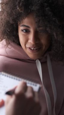 Erkek arkadaş ve kız arkadaş boş zamanlarında eğleniyor ve eğleniyorlar. Paylaştığımız her an mutluluk verici bir şekilde parlıyor. Dikey video.