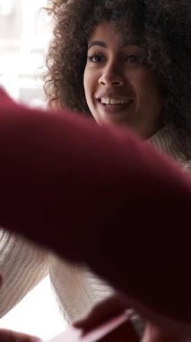 Sevgilisi, sevgilisine evde aşk dolu mutlu bir evlilik teklifiyle sürpriz yapıyor. Romantik, saf neşe ve bağlılık. Dikey video.