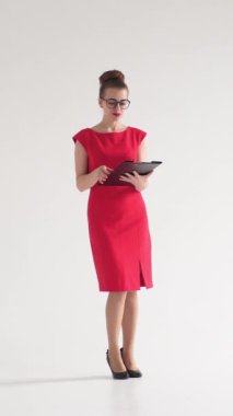 Belgelerle çalışıp onları beyaz bir arka plana atan kızgın iş kadını gergin ve tedirgin bir tavırla başarısızlığını dile getiriyor. Dikey video.