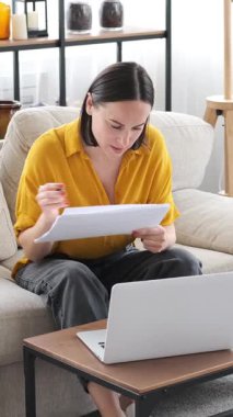 Çalışanlar evlerinde belge ve dizüstü bilgisayarlarla uzak mesafelere çalışıyor, e-öğrenme ve yapılandırılmış bir çevrede istihdam konularına odaklanıyor. Dikey video.