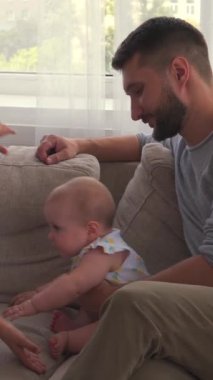 Baba ve oğul evde boş vakitlerinde konuşuyorlar sıcak ve rahat bir aile ortamında iletişim ve sohbeti teşvik ediyorlar. Dikey video.