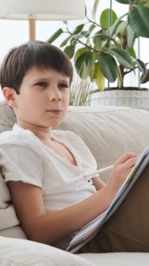 Anne, oğluna ev ödevlerinde yardım ediyor, eğitici ve eğitici bir ortamda öğrenmesi için yardım ve destek sağlıyor. Dikey video.