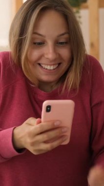 Etkilenen kadın, evde boş vakitlerinde internet üzerinden iyi haberler alırken 