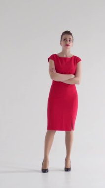 Mutsuz kadın, beyaz arka planda sıkıntıdan ve yorgunluktan muzdariptir. Yalnızlığı, melankoliyi ve kaygıyı bastırılmış ve bitkin bir ifadeyle iletir. Dikey video.