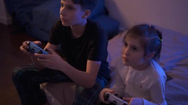 Genç bir çocuk ve bir kızın evde oyun oynamalarının ön görüntüsü..