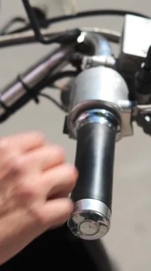 Adam hızlanıyor ve motosikletini yolda çalıştırıyor..