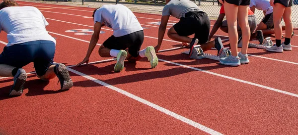 Betrachten Sie Die Highschool Sprintläufer Auf Der Zielposition Die Bereit — Stockfoto