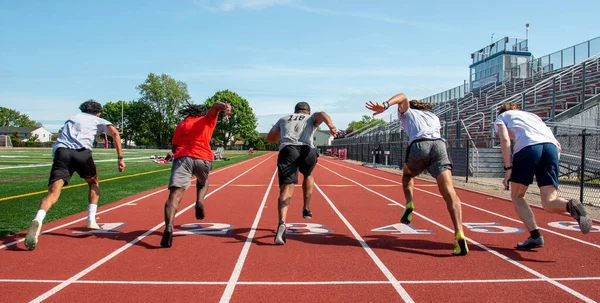 Visão Traseira Cinco Meninos Ensino Médio Correndo Sprint Rápido Prática — Fotografia de Stock