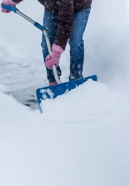 女性シャベル雪で彼女の私道の中にファジィピンクの手袋を身に着けているロング島の雪嵐の間ニューヨーク — ストック写真