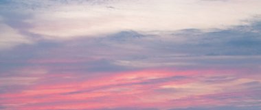 Arkaplan olarak kullanılacak renkli bir gökyüzü