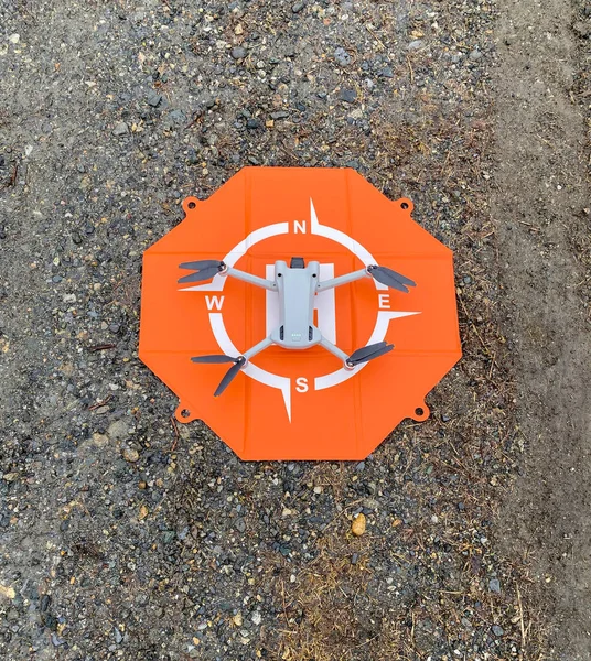 Κοιτάζοντας Κάτω Ένα Drone Ένα Πορτοκαλί Μπλοκ Απογείωσης Έτοιμο Για — Φωτογραφία Αρχείου