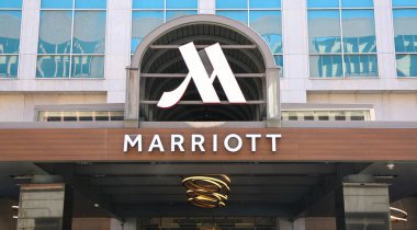 Philadelphia, Pennsylvania, ABD - 29 Nisan 2022 Philadelphia şehir merkezinde lüks bir Marriott otelinin ön girişi.